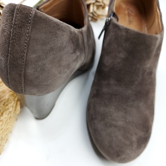 Clark's Artisan Brown Suede Emboss Ankle Boots 9.5 - Picture 4 of 14
